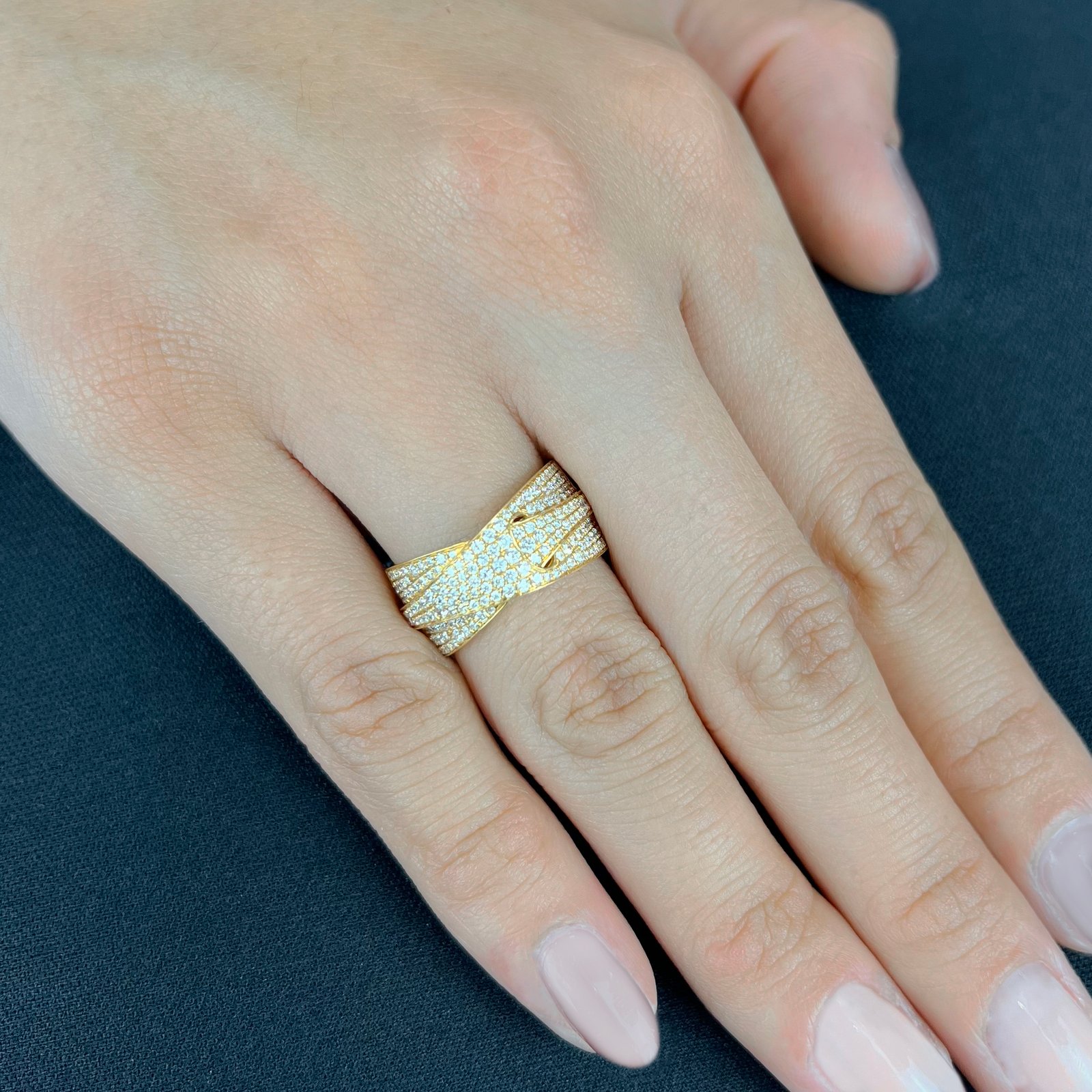 Anillo en oro amarillo de 18 Kilates, con diamantes de 0.75 Ct